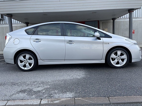 Toyota Prius Plug-in Hybrid 2 of 18