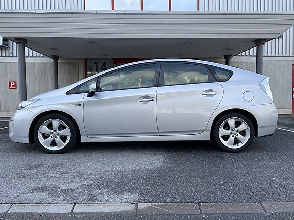 Toyota Prius Plug-in Hybrid 3 of 18