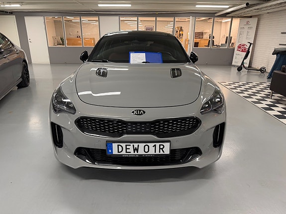 Kia Stinger 2 of 5