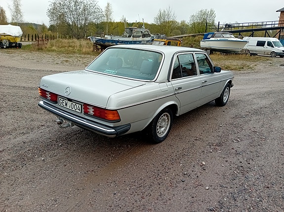 Mercedes-Benz 200 3 of 5