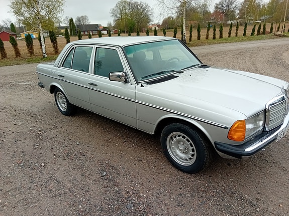 Mercedes-Benz 200 2 of 5