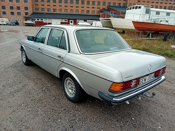 Mercedes-Benz 200 4 of 5