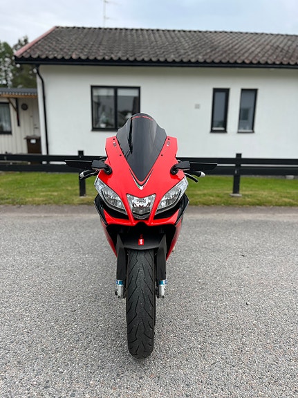 Aprilia RSV4 Factory 3 of 5