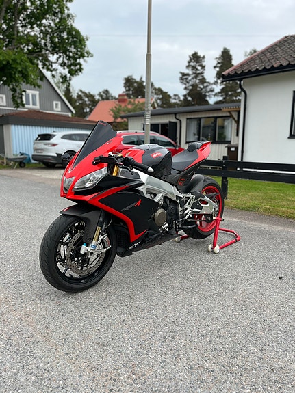 Aprilia RSV4 Factory 4 of 5