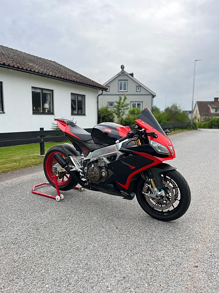 Aprilia RSV4 Factory 2 of 5
