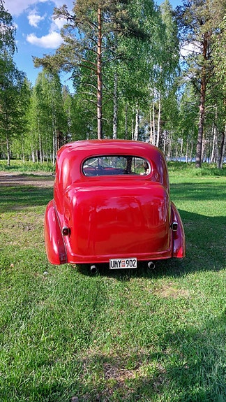 Chevrolet Sedan 3 of 5