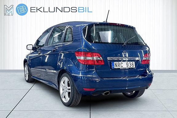 Mercedes-Benz B180 4 of 5