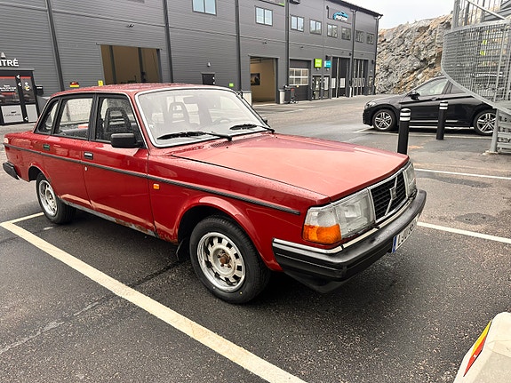 Volvo 240 2 of 5