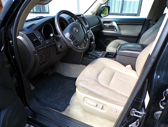 Toyota Land Cruiser 3 of 5