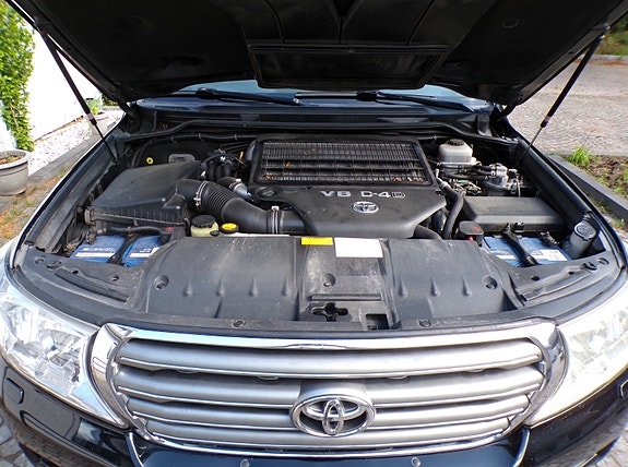 Toyota Land Cruiser 2 of 5