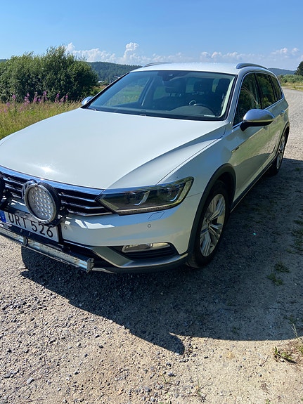 Volkswagen Passat Alltrack 2 of 5