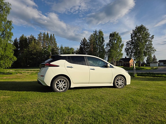Nissan Leaf 3 of 5