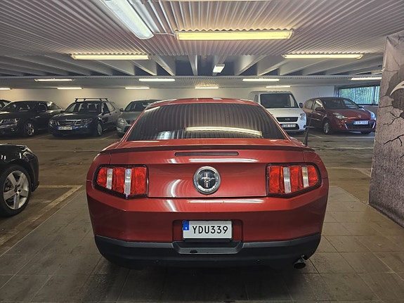 Ford Mustang 4 of 5