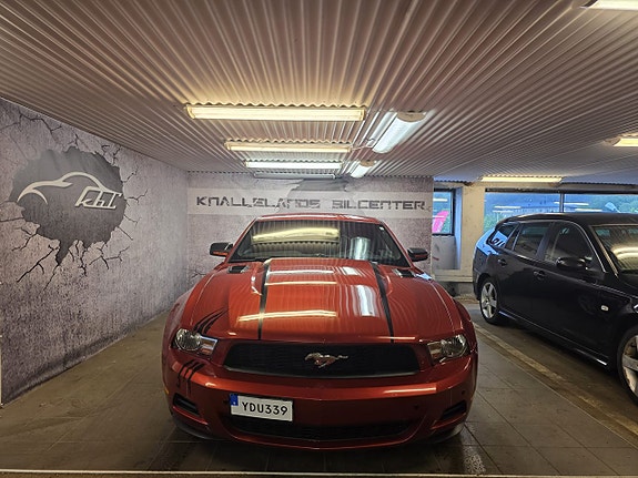 Ford Mustang 2 of 5