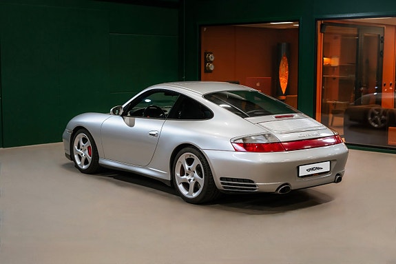 Porsche 911 Carrera 4S 3 of 5