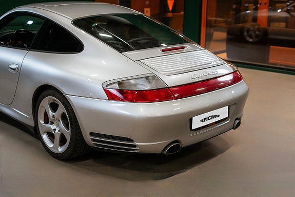 Porsche 911 Carrera 4S 4 of 5