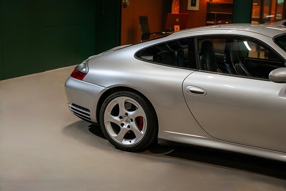 Porsche 911 Carrera 4S 6 of 24