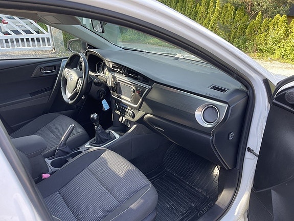 Toyota Auris 10 of 18