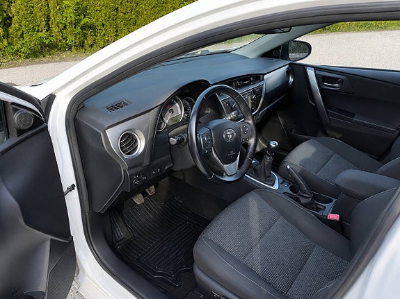Toyota Auris 12 of 18