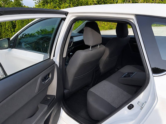 Toyota Auris 16 of 18
