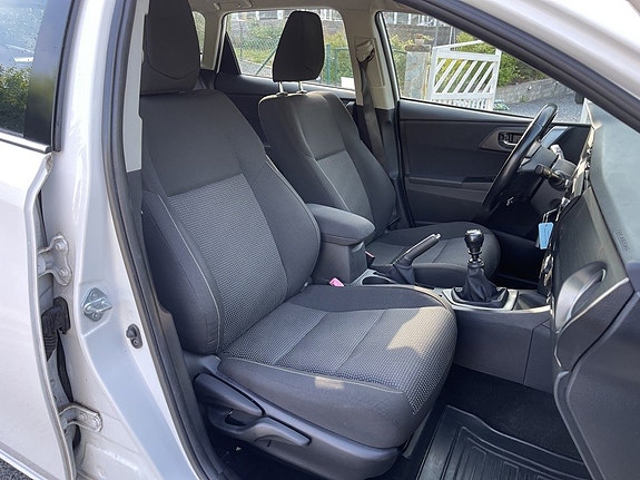 Toyota Auris 13 of 18