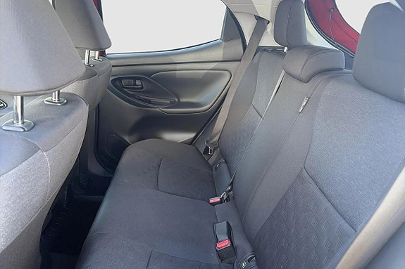 Toyota Yaris 9 of 12
