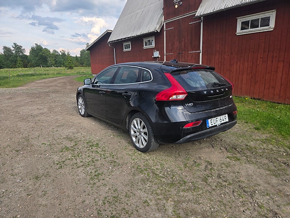 Volvo V40 2 of 5