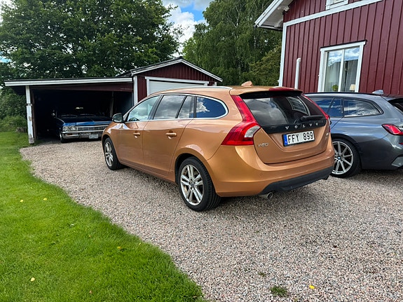 Volvo V60 2 of 5