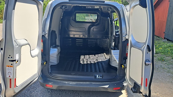 Ford Transit Courier 12 of 19