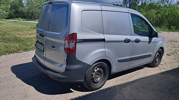 Ford Transit Courier 5 of 5