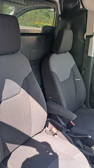 Ford Transit Courier 10 of 19