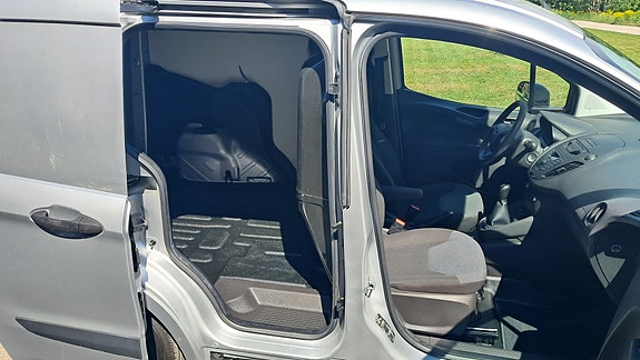 Ford Transit Courier 13 of 19