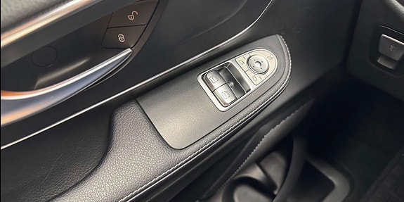 Mercedes-Benz V220 d 4 of 4