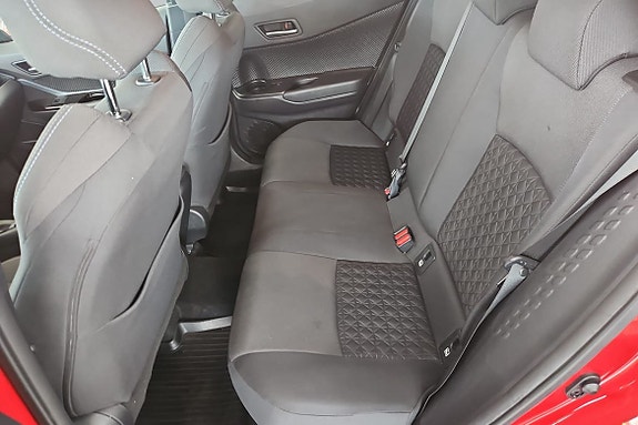 Toyota C-HR 12 of 15