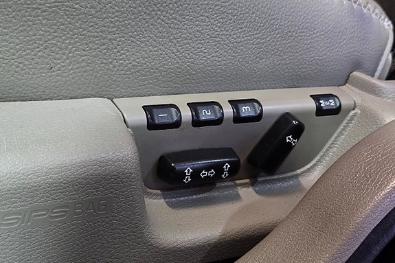 Volvo XC70 13 of 23