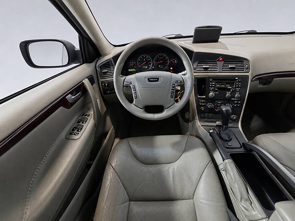 Volvo XC70 11 of 23