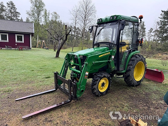 Traktor John Deere 3036E med hytt