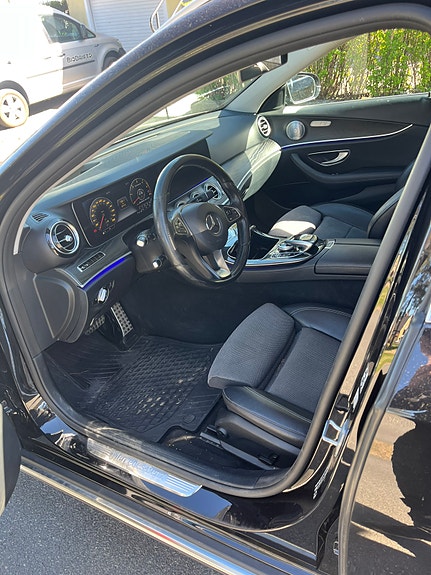 Mercedes-Benz E220 d 2 of 5