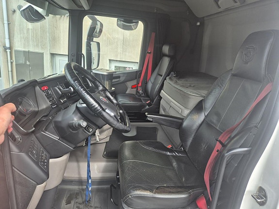 Scania R450 A6x2NB 5 of 11