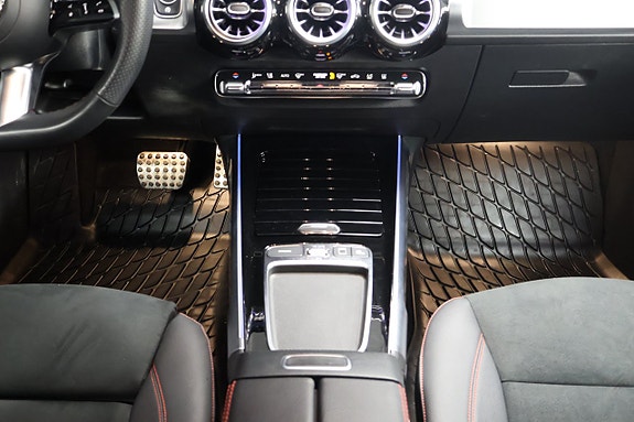 Mercedes-Benz GLB200 24 of 26