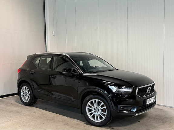 Volvo XC40 2 of 5