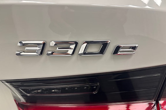 BMW 330e 20 of 25