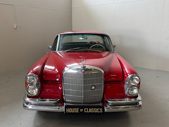 Mercedes-Benz W111 2 of 5