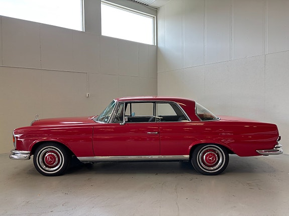 Mercedes-Benz W111 4 of 5