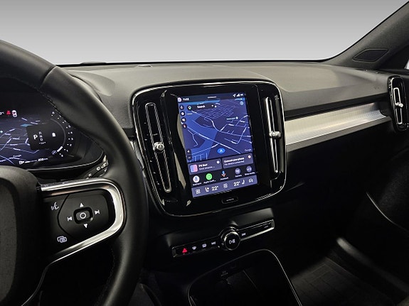 Volvo XC40 8 of 15