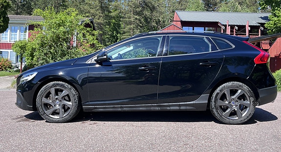 Volvo V40 Cross Country 2 of 5