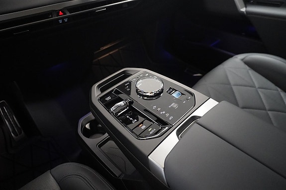 BMW iX 13 of 18