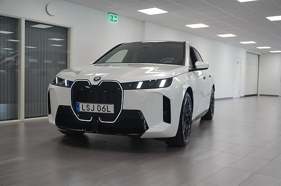 BMW iX 2 of 18