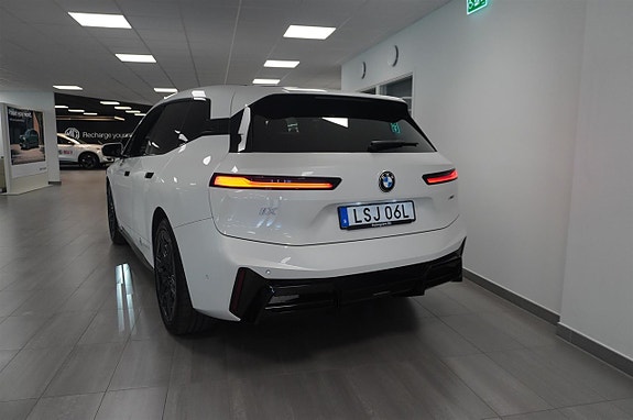 BMW iX 6 of 18