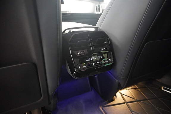 BMW iX 12 of 18